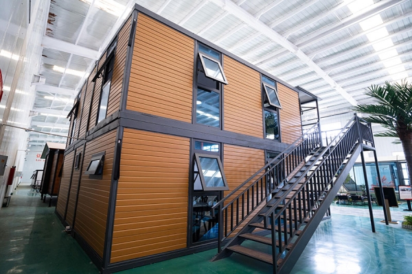 Two-story flat-roof double-wing extension house
