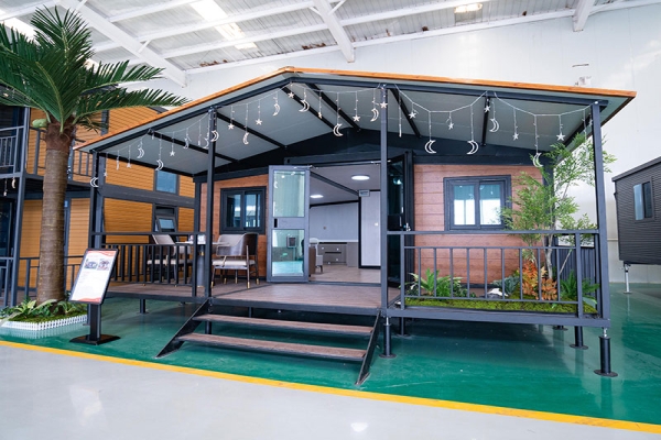 Two-story flat-roof double-wing extension house
